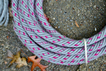 Grey with pink fleck in "Len fleck" pattern mecate